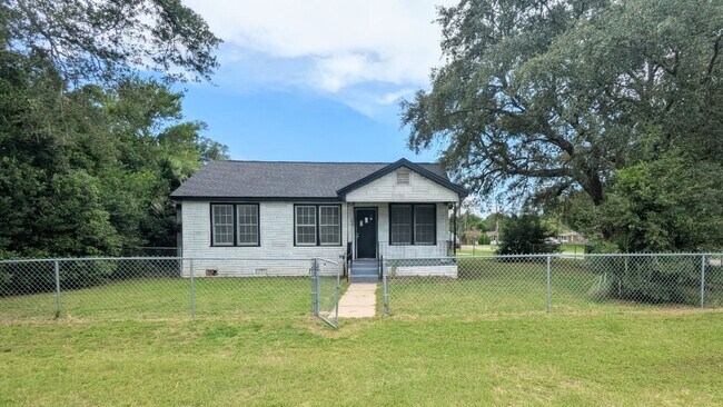 Building Photo - MOVE IN SPECIAL: Waived $350 Cleaning Fee!...
