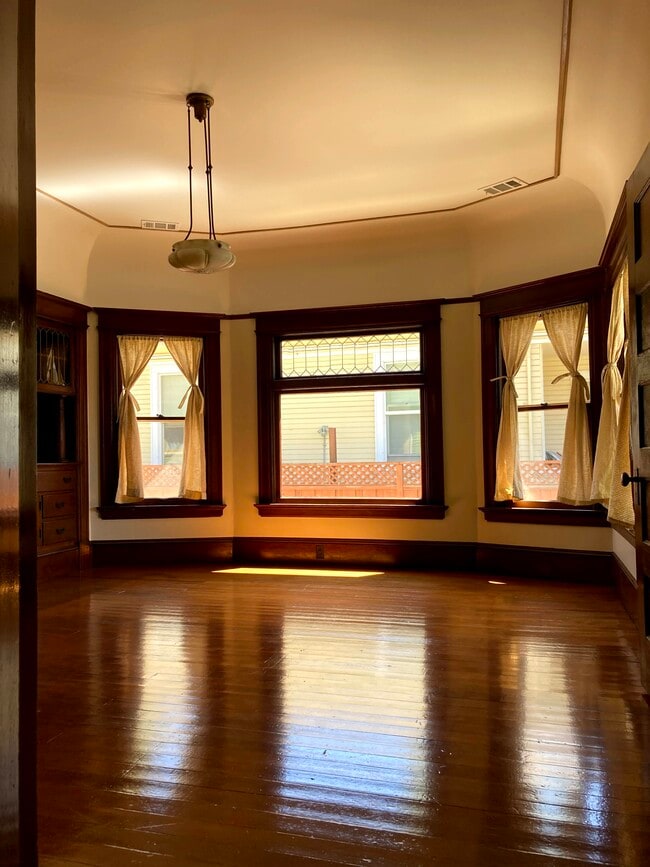 Dining room - 264 N 13th St