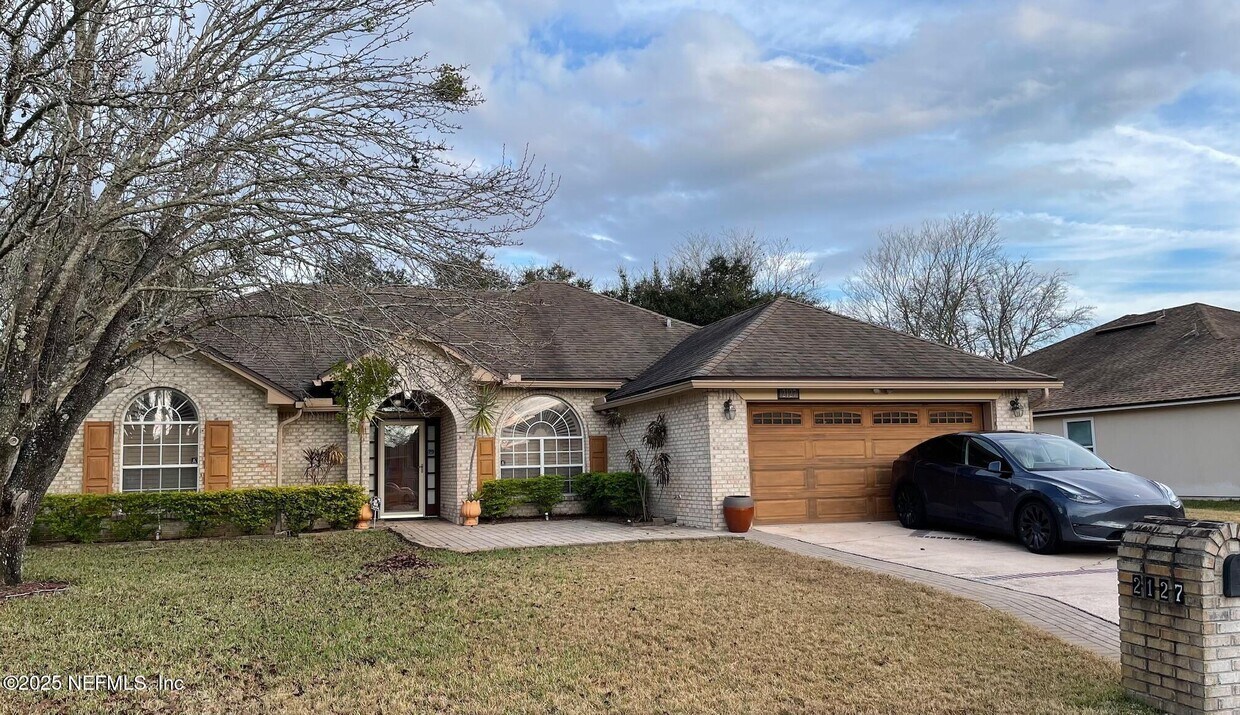 Foto principal - 2127 Forest Gate Dr W