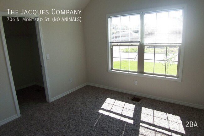 Foto del edificio - Newer 3 Bedroom 2 Bath 3 Car Garage in Nixa