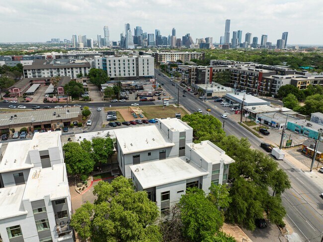 Foto del edificio - 1702 S Lamar Blvd