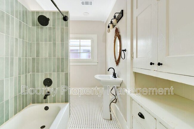 Building Photo - 621 Fortwood Pl