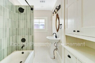 Building Photo - 621 Fortwood Pl