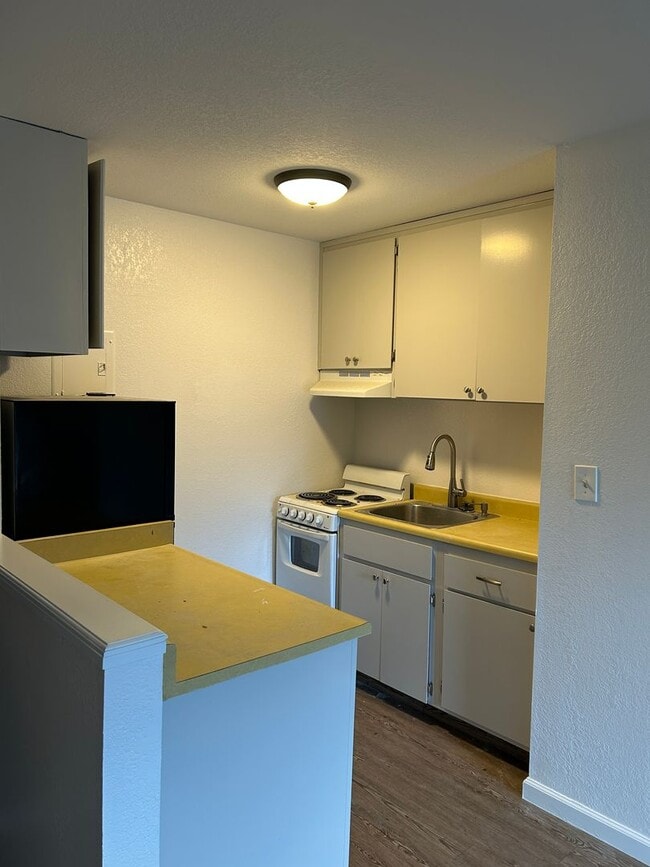 Building Photo - **READY FOR MOVE IN** 2nd Floor Studio Overlooking Pool