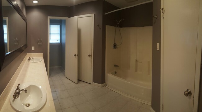 Master ensuite bath with two large closets - 4816 Transit Circle