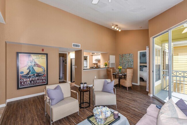 Apartamentos Charles Towne — foto de la comunidad - Charles Towne