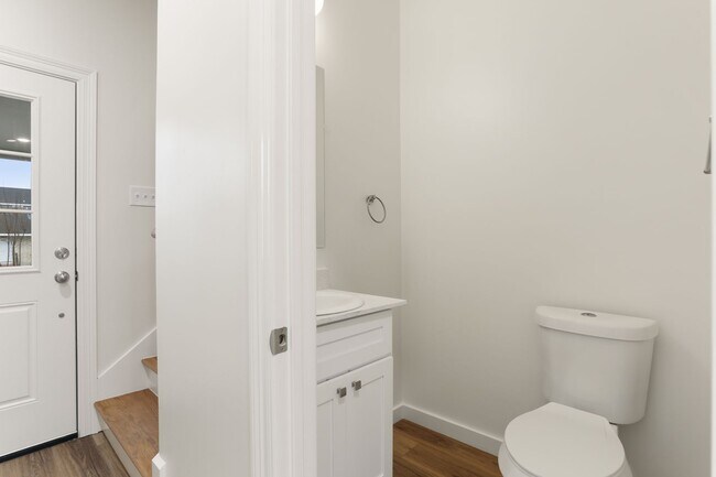 Foto del edificio - Newly renovated 2BD/2.5BA w/Covered Lit Parking and Private Backyard