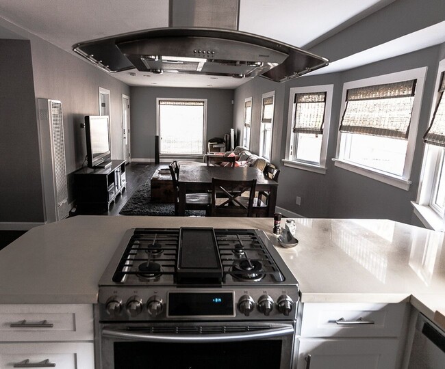 Building Photo - Beautiful 3 bedroom 2 bath
