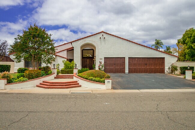 Foto del edificio - Large Four Bedroom with Pool in Lomas Sere...
