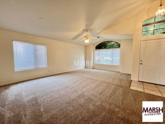 Foto del edificio - 4 bedrooms with lots of living space in Chandler!