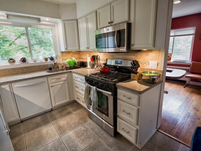 Kitchen - 2207 Sulgrave Ave