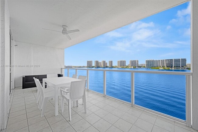 Foto del edificio - 18100 N Bay Rd