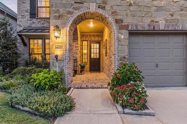 Foto del edificio - 12919 Leolyn Woods Ln
