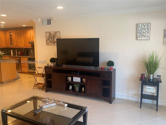 Building Photo - 6471 Bay Club Dr