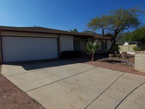 Building Photo - 4201 E Desert View Dr