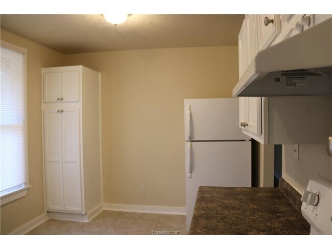 Building Photo - 1417 Oakwood St