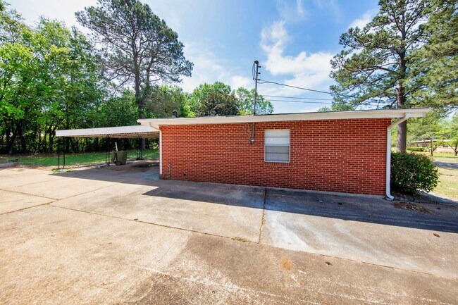 Building Photo - ** 3 bed 2 bath located in Dalraida **Call...