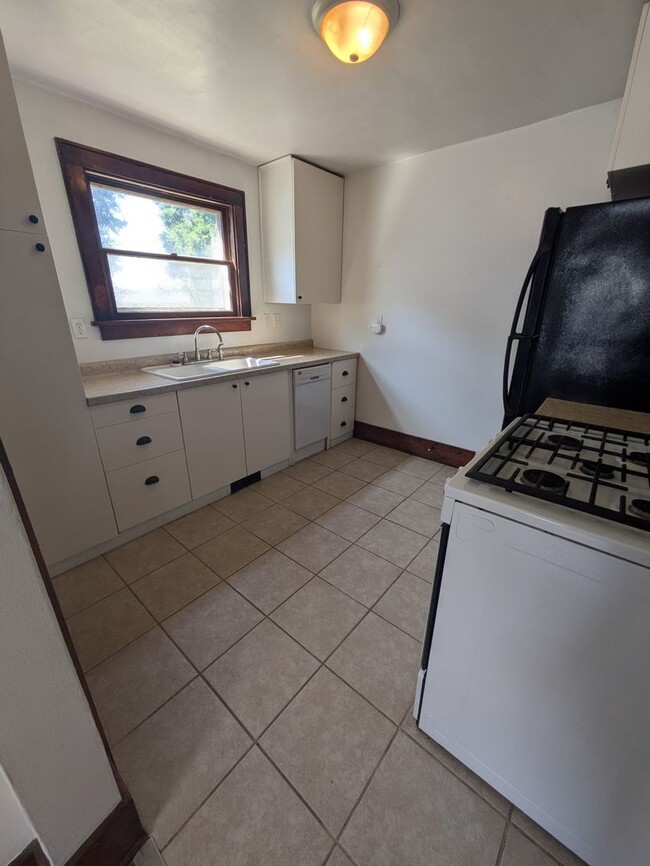 Building Photo - Inviting 2 bed/1 bath house