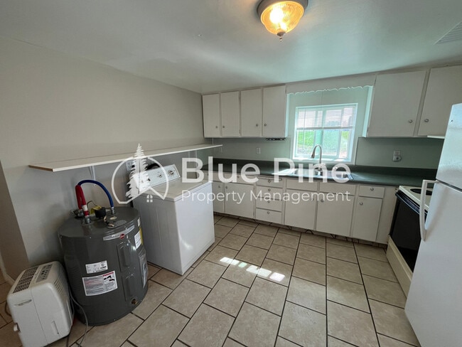 Building Photo - 548 E 113 N