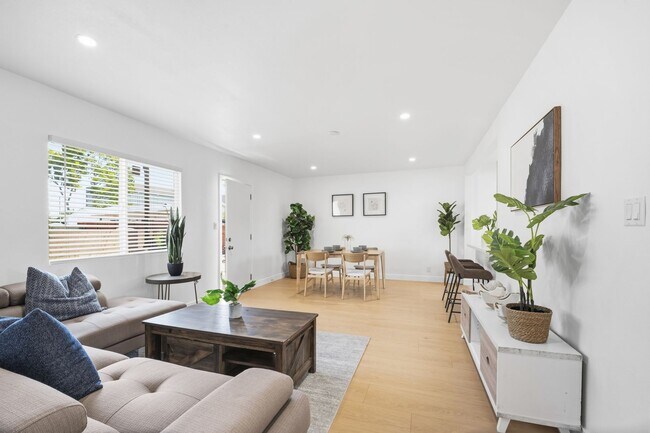 Foto del edificio - Showing Times: to schedule a viewing, please contact us