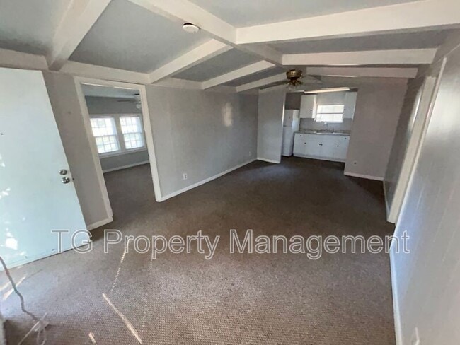 Foto del edificio - 5691 Akra Ave