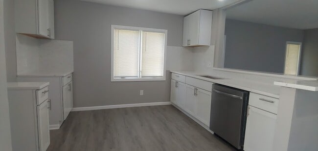 Building Photo - 611 E Sumner St