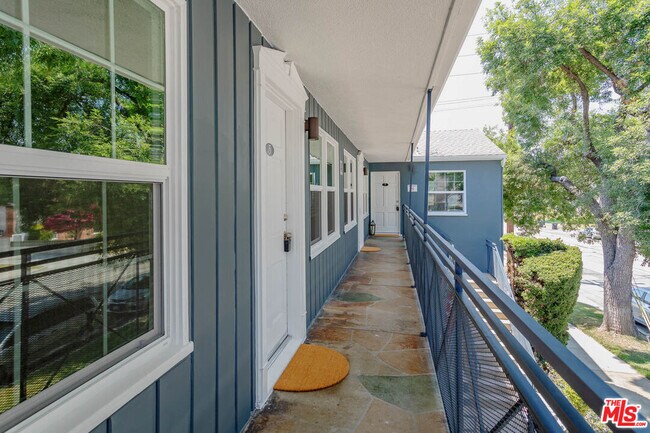 Foto del edificio - 938 W Glenoaks Blvd