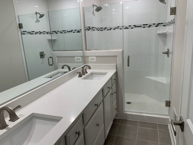 Foto del edificio - HERNDON - Coming Soon *3262 Woodland Park Rd Unit #3E *