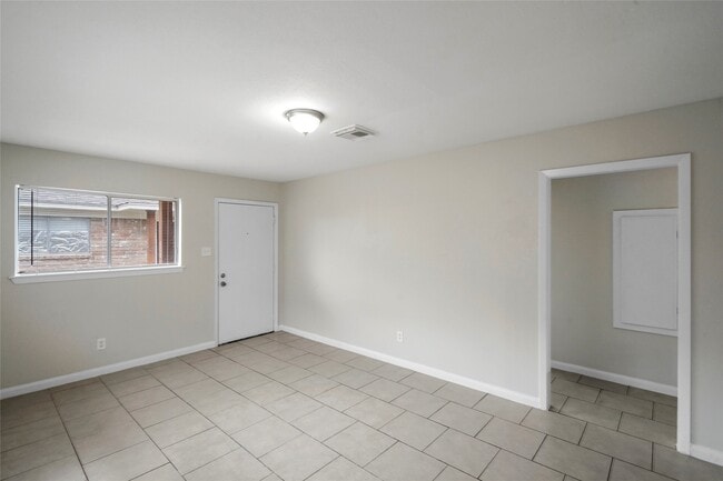 Building Photo - 803 1/2 Ellena Rd