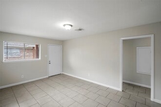 Building Photo - 803 1/2 Ellena Rd