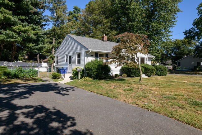 Foto del edificio - 361 Meadowbrook Ave