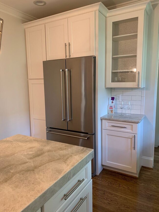 Building Photo - Spacious Sunset Hills 2 BR with Lawncare I...