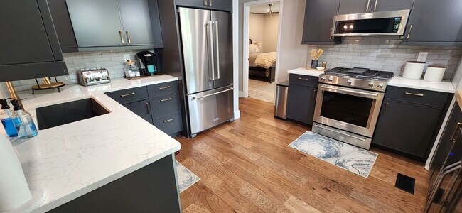 Building Photo - Gorgeous, completely remodeled LAKEFRONT h...