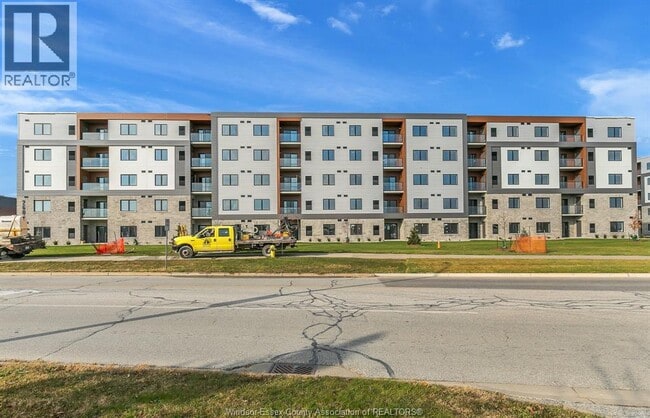 Building Photo - 2600 Sandwich W Pkwy