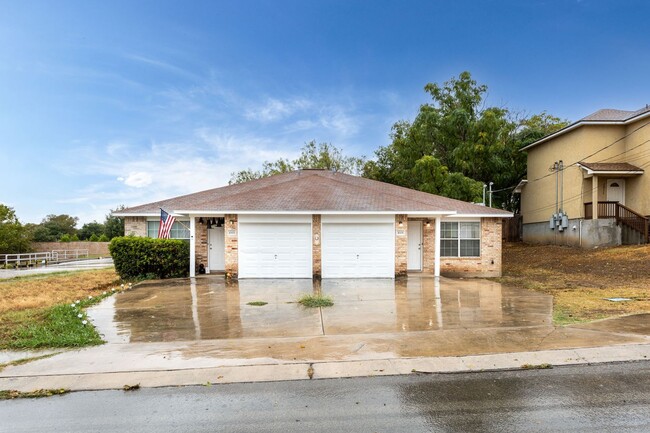 Building Photo - 2/2 Duplex in New Braunfels, Texas