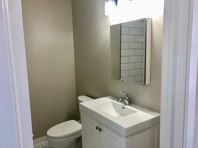 Building Photo - 976 W 19th St