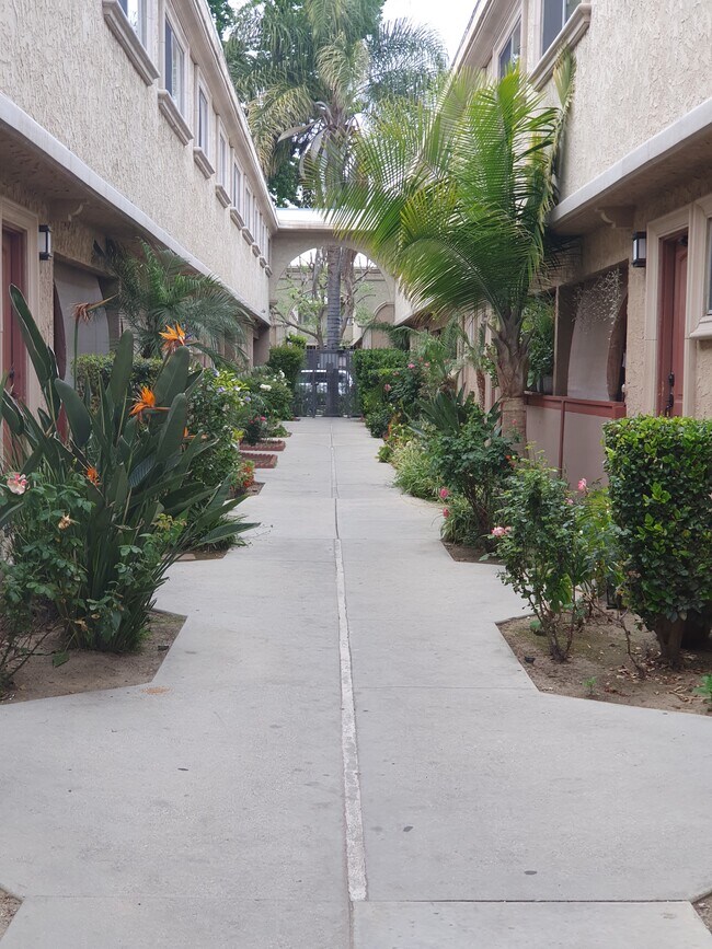 outside pathway - 20202 Cohasset St