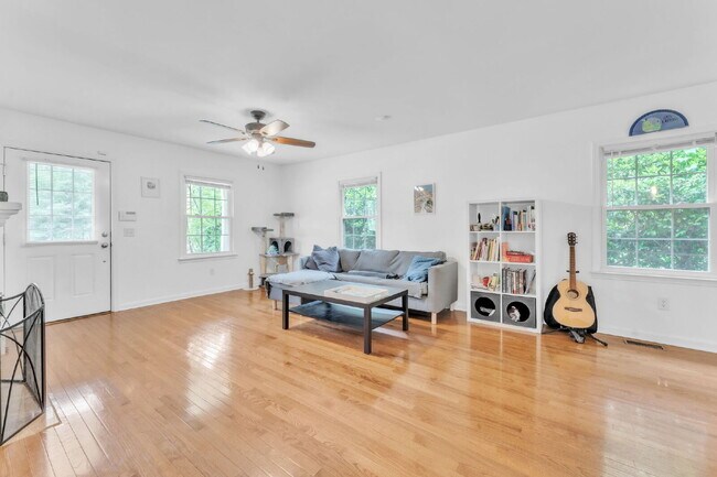 Foto del edificio - Quaint 3-Bedroom Retreat with Fireplace & ...