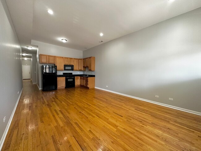 Foto del edificio - 2438 N Laramie Ave