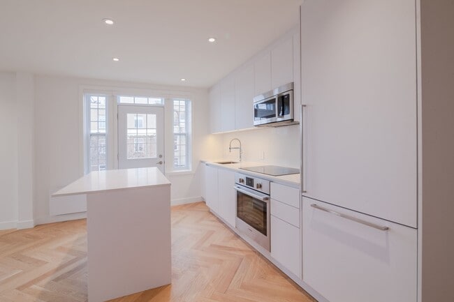 Building Photo - 590 Av Outremont