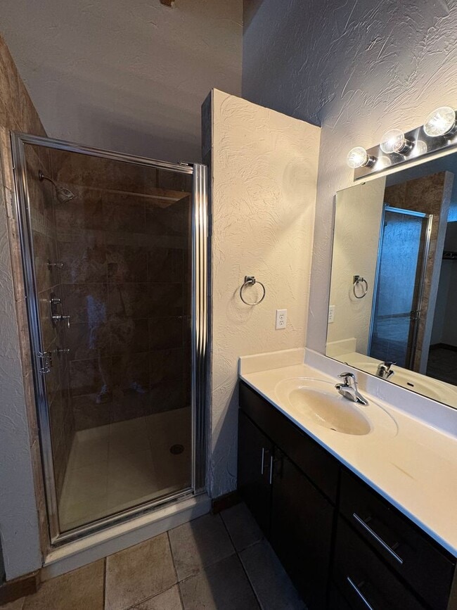 Building Photo - Beautiful 1 bedroom 1.5 bath downtown loft