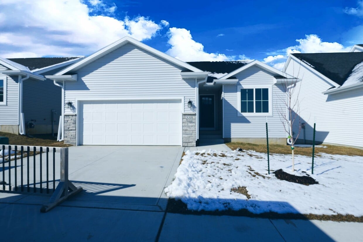 Foto principal - Beautiful 3 Bed Ranch Home w/ fully finish...