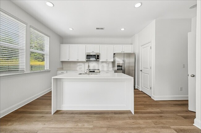 Building Photo - 1636 Scenic Crk Pl