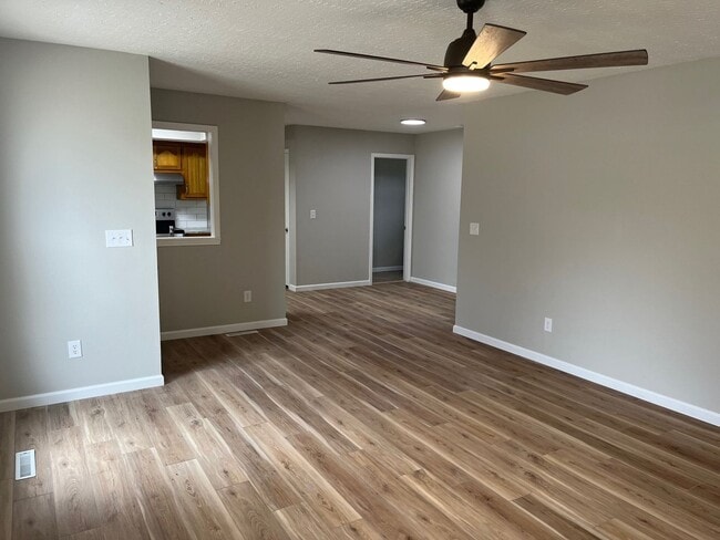 Foto del edificio - 3 Bed, 1 Bath Home with Attached Garage