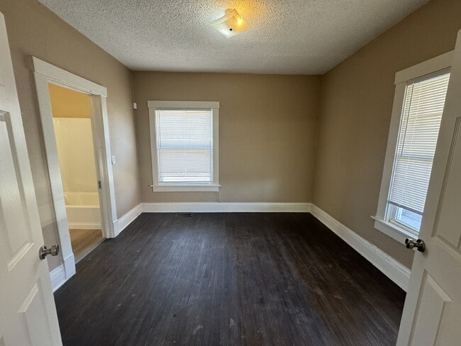Building Photo - "Charming 2-Bedroom Gem in Wichita: Cozy 1...