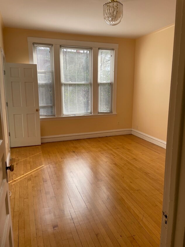 Living room - 3220 N Sacramento Ave (Chicago, IL)