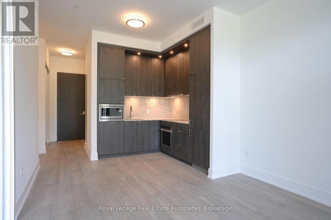 Building Photo - 255-255 The Kingsway
