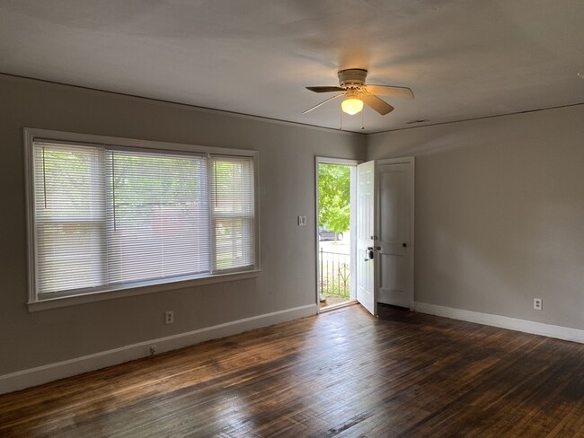 Foto del edificio - 2409 Ashley Rd