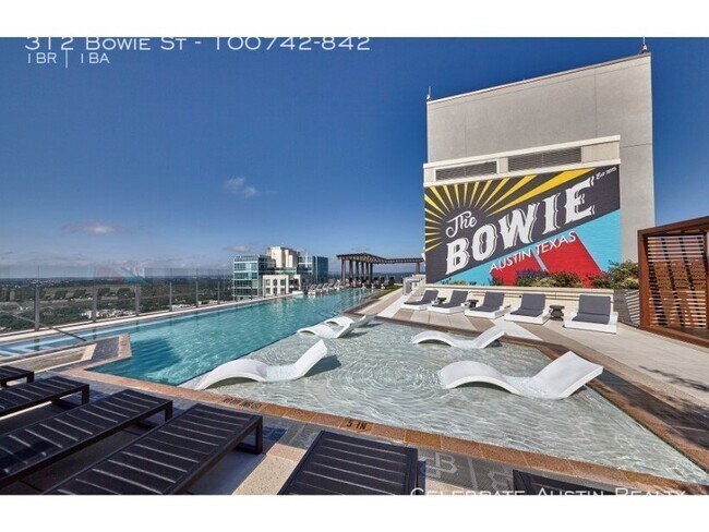 Foto del edificio - Rooftop Pool Overlooks Heart Of Austin
