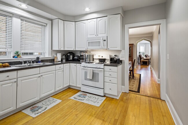 Building Photo - 5914 N Artesian Ave